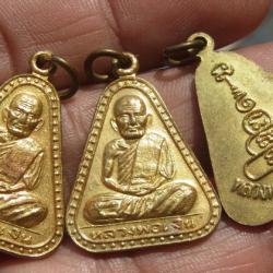 พระเครื่อง 6 กรัม เหรียญจอบใหญ่หลวงพ่อเงิน วัดบางคลาน พิจิตร  ปี 2529 กะไหล่ทอง มี 3 เหรียญ