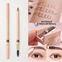 Gucci Powder Eyebrow Pencil 1.19 g. ดินสอเขียนคิ้วแบบสองด้าน ประกอบไปด้วยด้านดินสอเนื้อครีมเขียนง่าย และอีกด้านที่เป็นหัวแปรงแบบพิเศษที่ช่วยให้สามารถเกลี่ยสีรวมทั้งจัดทรงขนคิ้วได้อย่างง่ายดาย มาพร้อมสูตรที่ติดทนนาน ไม่ลบหรือเลือนระหว่างวัน เนรมิตรคิ้วได้ท
