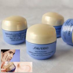 Shiseido Vital Perfection Uplifting and Firming Cream Enriched ขนาดทดลอง 15 ml. ครีมบำรุงผิวสูตรพิเศษ ช่วยลดเลือนริ้วรอย แก้ไขผิวหย่อนคล้อยอันเนื่องมาจากวัย มอบความยืดหยุ่น กระชับ ให้ผิวแน่นเนียนขึ้น ลดเลือนจุดด่างดำ มอบผิวเนียนกระจ่างใสดูอ่อนวัย เนื้อผลิ