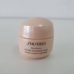 Shiseido Benefiance Wrinkle Smoothing Cream ขนาดทดลอง 15 ml. ครีมบำรุงผิวสูตรเข้มข้น ด้วยเนื้อครีมที่นุ่มเนียนดุจแพรไหม จึงซึมเข้าฟื้นบำรุงผิวจากริ้วรอยและผิวเหี่ยวย่น อันเกิดมาจากวัย และผิวที่แห้งหยาบกร้าน ให้ดูยืดหยุ่นและเรียบเนียน มอบความชุ่มชื่นสูง พร
