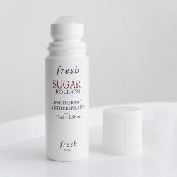 Fresh Sugar Roll-On Deodorant Antiperspirant 75ml. โรลออนระงับกลิ่นกายสูตรอ่อนโยน ปราศจากแอลกอฮอล์ อุดมไปด้วยน้ำตาลที่ช่วยป้องกันเหงื่อและให้การปกป้องอย่างสมบูรณ์และยาวนานจากกลิ่นไม่พึงประสงค์ ซึมซาบได้อย่างง่ายดายไม่เหนียวเหนอะหนะ ให้ผิวใต้วงแขนไม่แห้งกร