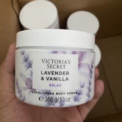 Victoria's Secret Lavender & Vanilla Relax Exfoliating Body Scrub 368 g. สครับผิวกาย กลิ่นหอมผ่อนคลายด้วยกลิ่นลาเวนเดอร์และวานิลลา ที่ผสานส่วนผสมอย่างลงตัว เผยผิวเนียนนุ่มด้วยสครับน้ำตาลเข้มข้น พร้อมกลิ่นหอมผ่อนคลายเหมือนทำสปาเองที่บ้าน กลิ่นติดผ