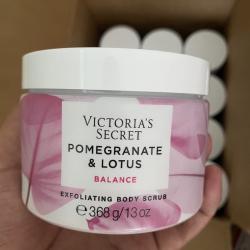 Victoria's Secret Pomegranate & Lotus Balance Exfoliating Body Scrub 368 g. สครับผิวกาย กลิ่นหอมปรับสมดุล ด้วยกลิ่นผลไม้อย่างทับทิมและดอกบัว ให้ความรู้สึกสดใส ไม่หวานเลี่ยน แนวฟรุ๊ตตี้ เผยผิวเนียนนุ่มด้วยสครับน้ำตาลเข้มข้น พร้อมกลิ่นหอมผ่อนคลายเห