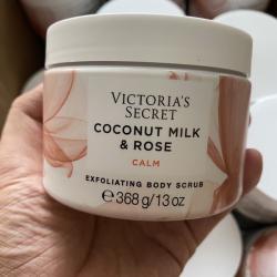 Victoria's Secret Coconut Milk & Rose Calm Exfoliating Body Scrub 368 g. สครับผิวกาย ปรับอารมณ์ให้สงบผ่อนคลาย ด้วยกลิ่นหอมหวานจากมะพร้าวผสมนมและกุหลาบ เป็นความหอมหวานอย่างแท้จริง เหมาะสำหรับสาวหวาน เผยผิวเนียนนุ่มด้วยสครับน้ำตาลเข้มข้น พร้อมกลิ่น
