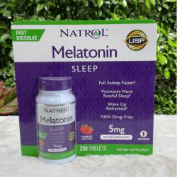 Natrol Melatonin Sleep 5 Mg 250 Tablets Strawberry ของแท้จาก US 100% วิตามินเมลาโทนินแบบเม็ดอม รสสตรอเบอร์รี่แสนอร่อย ทานง่าย แค่อมให้ละลายในปาก ไม่จำเป็นต้องดื่มน้ำตาม มีคุณสมบัติกึ่งฮอร์โมน ช่วยให้เราหลับสนิท รู้สึกผ่อนคลาย นอนหลับง่ายขึ้น หลับสบายไม่ตื