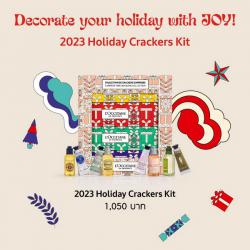 เซ็ตของขวัญ L'Occitane Holiday 2023 Crackers Kit ชุดของขวัญประจำปี 2023 ประกอบด้วยแครกเกอร์ 4 ชุด (มีผลิตภัณฑ์รวม 8 ชิ้น) แต่ละชิ้นจะเพิ่มความมหัศจรรย์ให้กับช่วงเทศกาลวันหยุดนี้ ด้วยเจลอาบน้ำและครีมทามือจากกลุ่มผลิตภัณฑ์ Cherry Blossom, Almond, Verbe