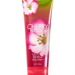 **พร้อมส่ง**Bath & Body Works Cherry Blossom 24 Hour Moisture Ultra Shea Body Cream 226g. ครีมบำรุงผิวสุดเข้มข้น มีกลิ่นหอมติดทนนาน มีกลิ่นหอมติดทนนาน ด้วยกลิ่นนี้จะมีความหอมดอกไม้นานาชนิด ผสมกับกลิ่นวนิลาได้อย่างลงตัว ลักษณะเด่นจะหอมนุ่มๆ และมีกลิ่นอ